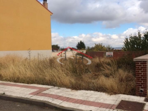 SOLAR PARA TRES ADOSADOS EN LA VRGEN DEL CAMINO
