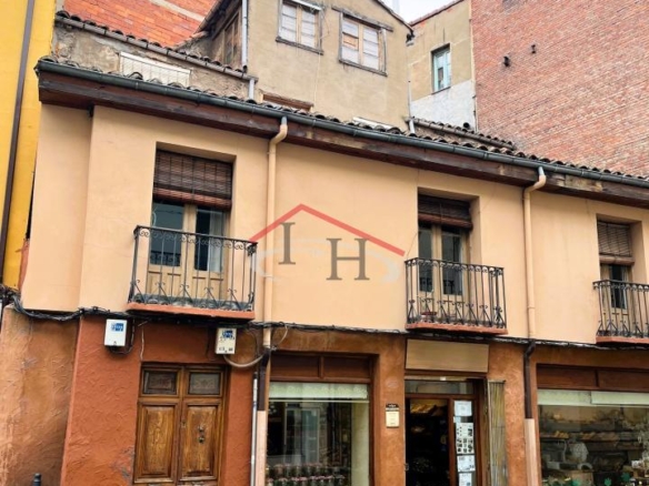 CASA EN CALLE LA RÚA CON MULTIPLES POSIBILIDADES