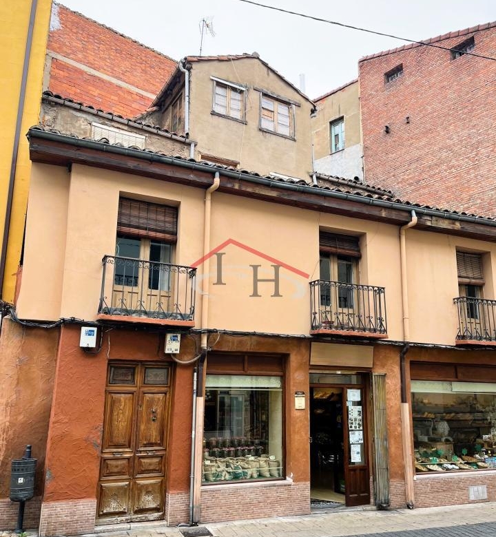 CASA EN CALLE LA RÚA CON MULTIPLES POSIBILIDADES