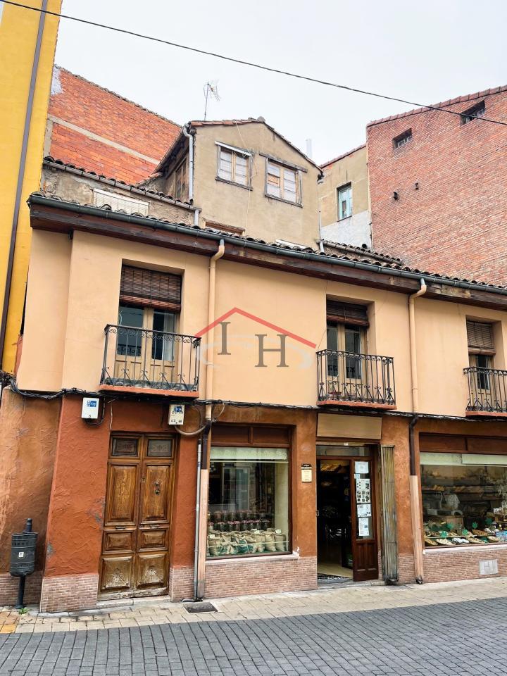 CASA EN CALLE LA RÚA CON MULTIPLES POSIBILIDADES