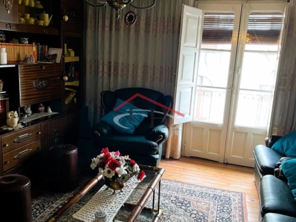 CASA EN CALLE LA RÚA CON MULTIPLES POSIBILIDADES