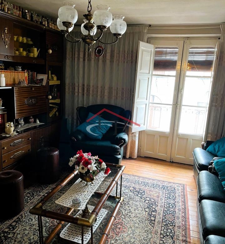 CASA EN CALLE LA RÚA CON MULTIPLES POSIBILIDADES