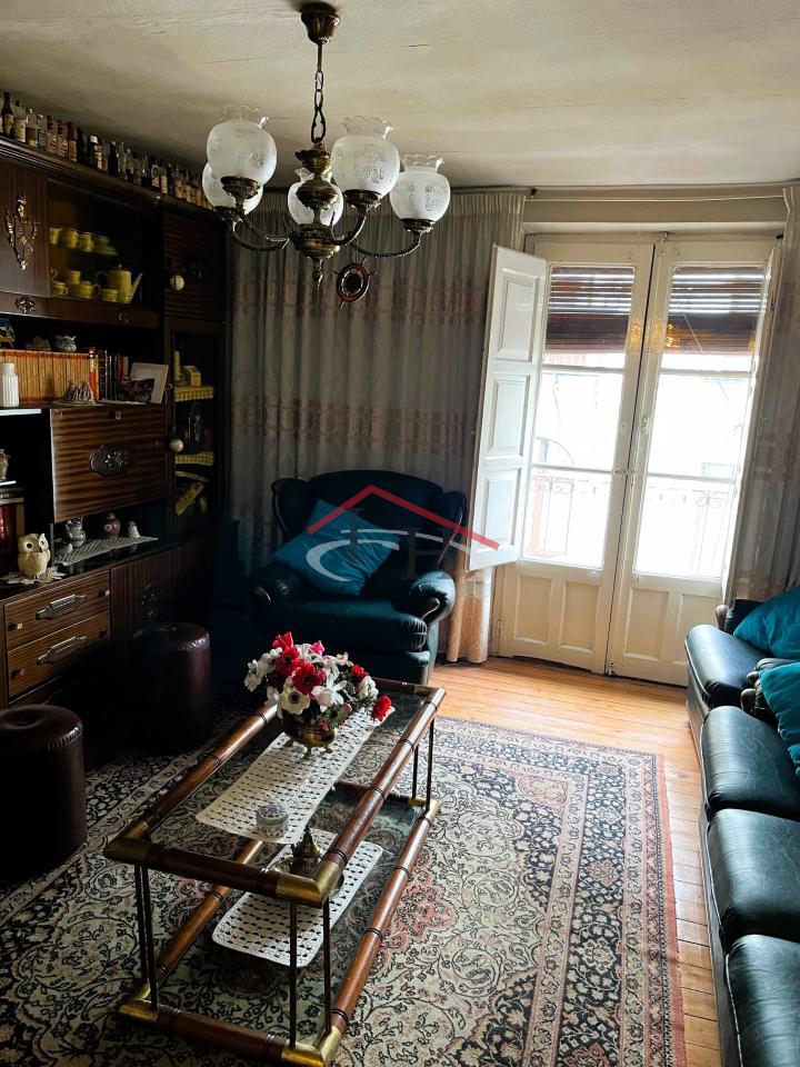 CASA EN CALLE LA RÚA CON MULTIPLES POSIBILIDADES