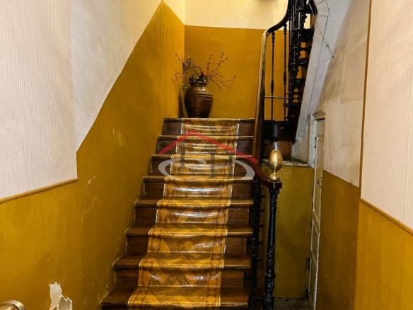 CASA EN CALLE LA RÚA CON MULTIPLES POSIBILIDADES