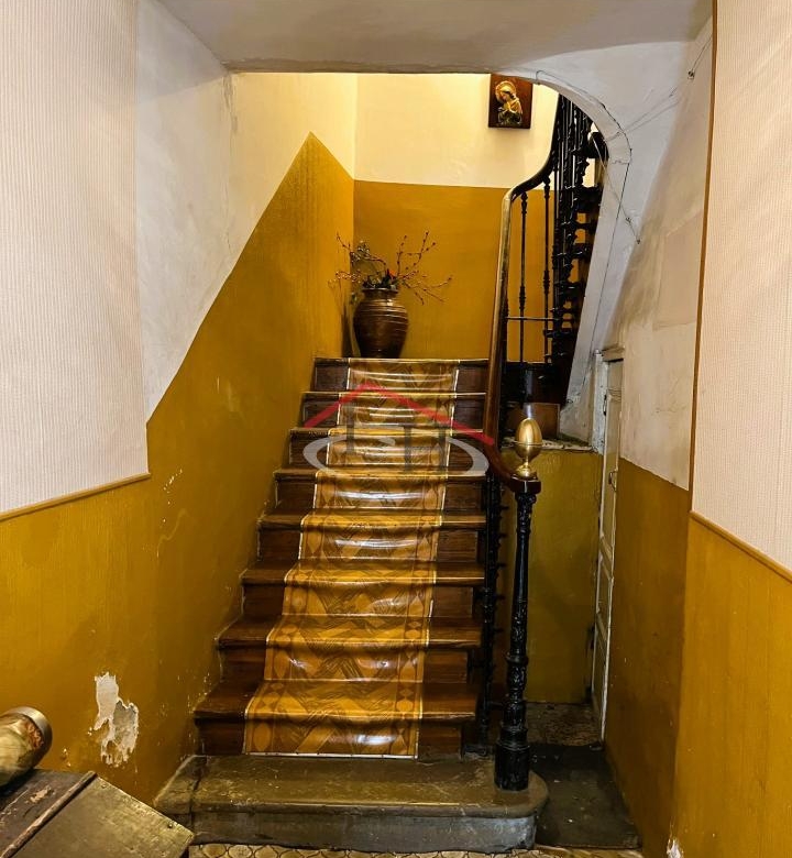 CASA EN CALLE LA RÚA CON MULTIPLES POSIBILIDADES