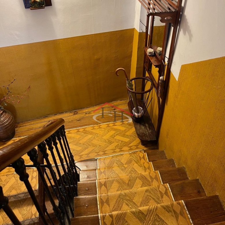 CASA EN CALLE LA RÚA CON MULTIPLES POSIBILIDADES