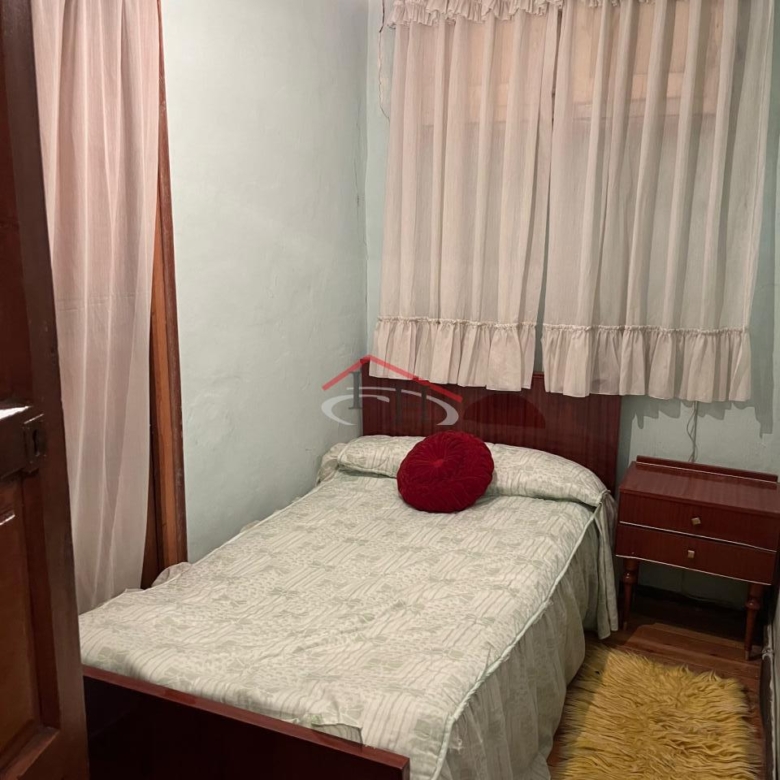 CASA EN CALLE LA RÚA CON MULTIPLES POSIBILIDADES