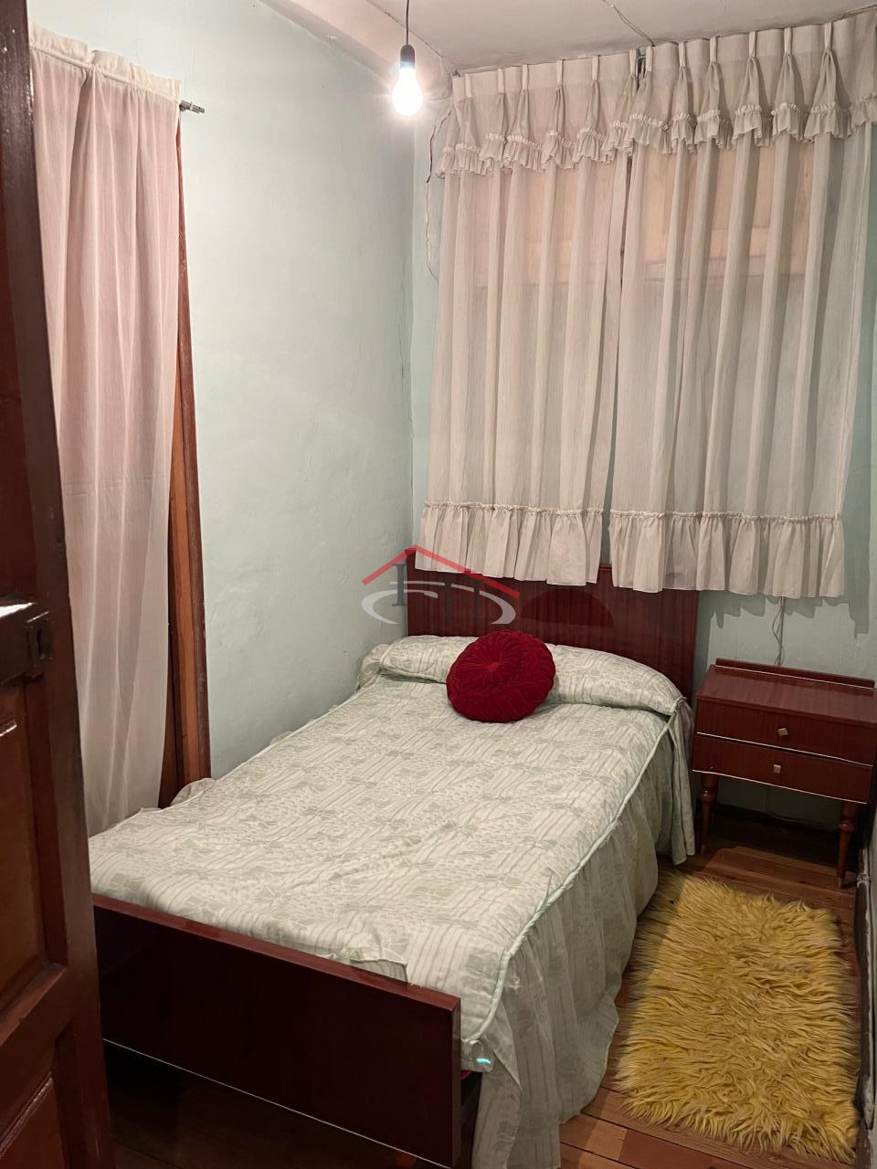 CASA EN CALLE LA RÚA CON MULTIPLES POSIBILIDADES