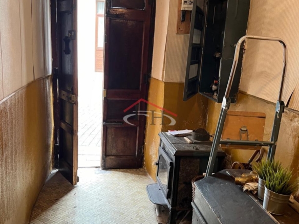 CASA EN CALLE LA RÚA CON MULTIPLES POSIBILIDADES