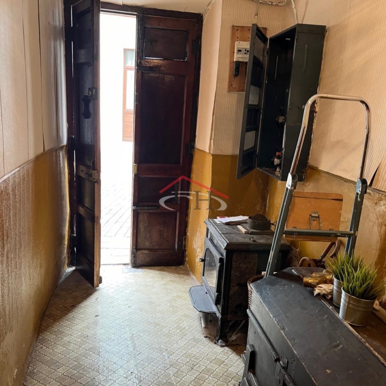 CASA EN CALLE LA RÚA CON MULTIPLES POSIBILIDADES