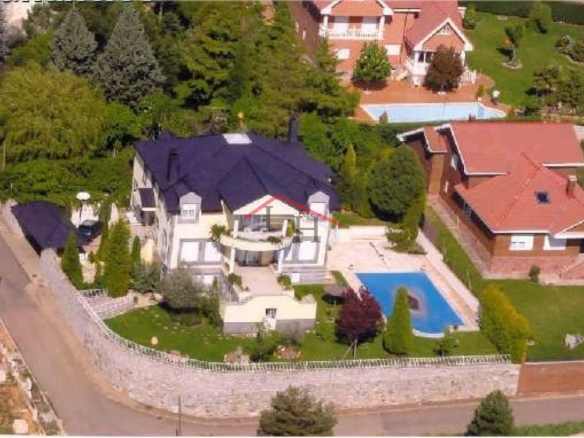 ESPECTACULAR CHALET INDIVIDUAL EN LAS LOMAS CON PISCINA