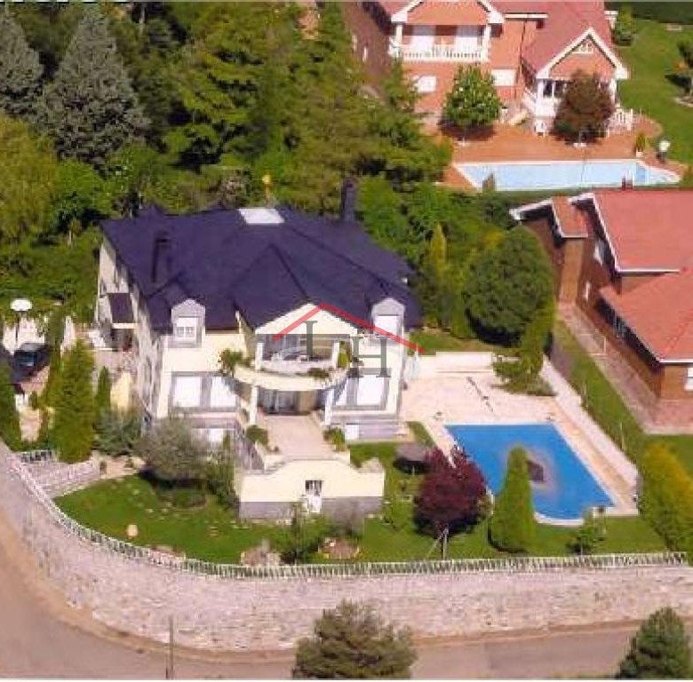 ESPECTACULAR CHALET INDIVIDUAL EN LAS LOMAS CON PISCINA