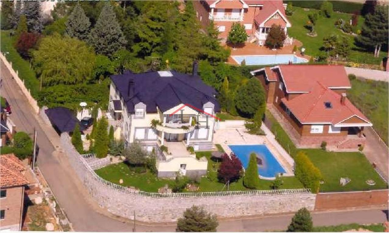 ESPECTACULAR CHALET INDIVIDUAL EN LAS LOMAS CON PISCINA