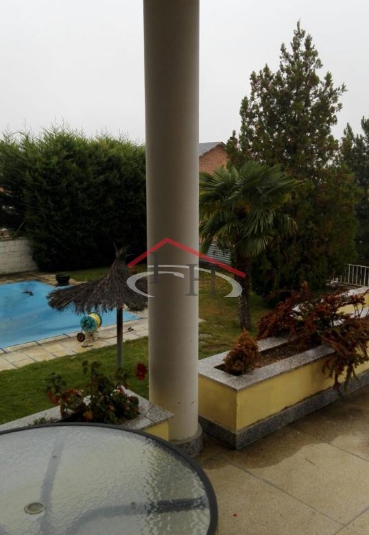 ESPECTACULAR CHALET INDIVIDUAL EN LAS LOMAS CON PISCINA