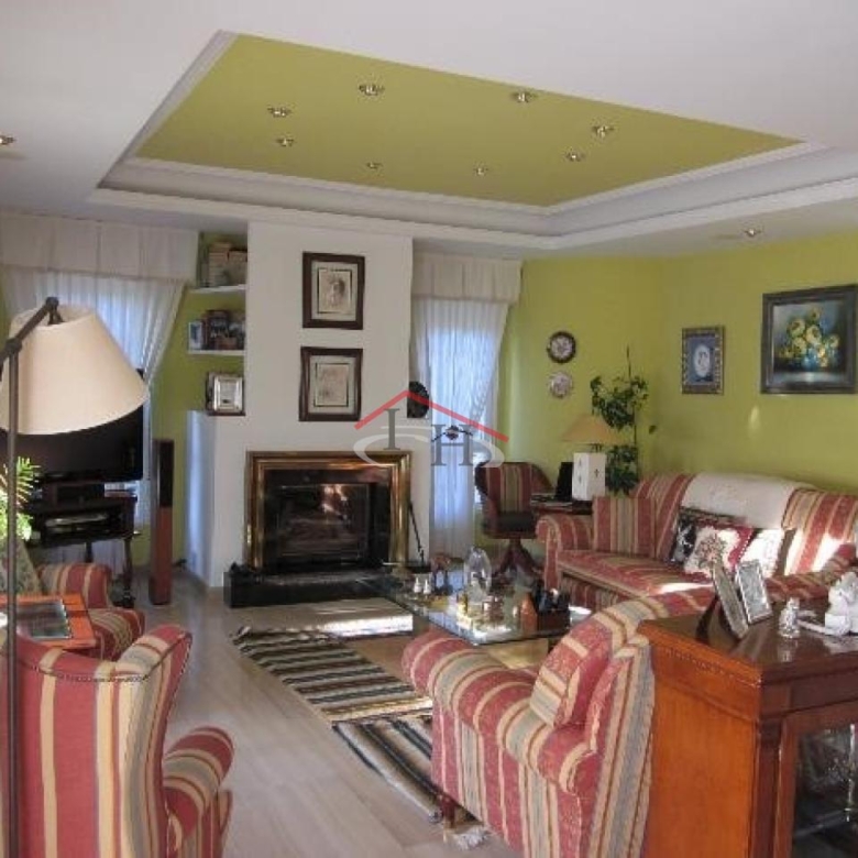 ESPECTACULAR CHALET INDIVIDUAL EN LAS LOMAS CON PISCINA