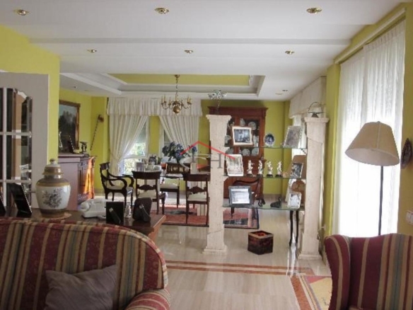 ESPECTACULAR CHALET INDIVIDUAL EN LAS LOMAS CON PISCINA