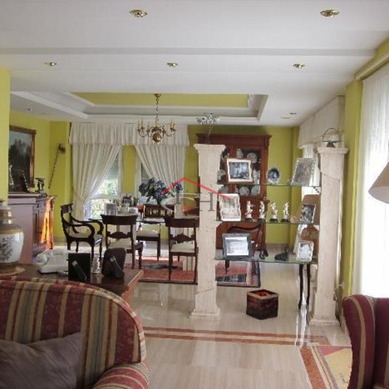 ESPECTACULAR CHALET INDIVIDUAL EN LAS LOMAS CON PISCINA