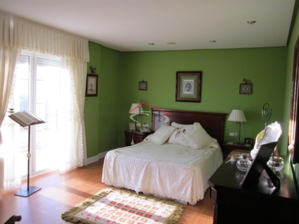 ESPECTACULAR CHALET INDIVIDUAL EN LAS LOMAS CON PISCINA