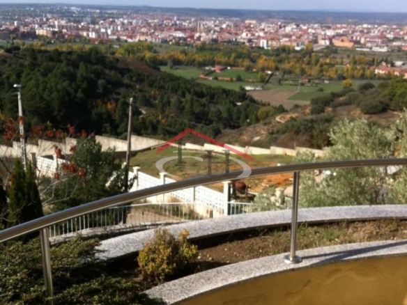 ESPECTACULAR CHALET INDIVIDUAL EN LAS LOMAS CON PISCINA