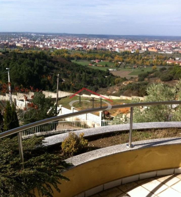 ESPECTACULAR CHALET INDIVIDUAL EN LAS LOMAS CON PISCINA