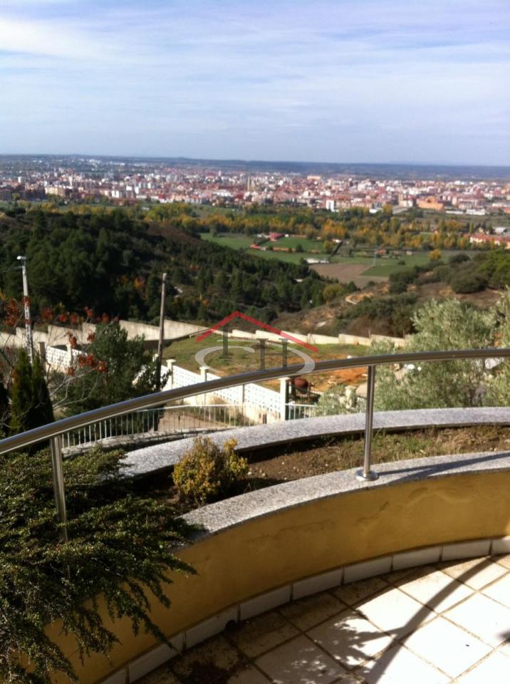 ESPECTACULAR CHALET INDIVIDUAL EN LAS LOMAS CON PISCINA