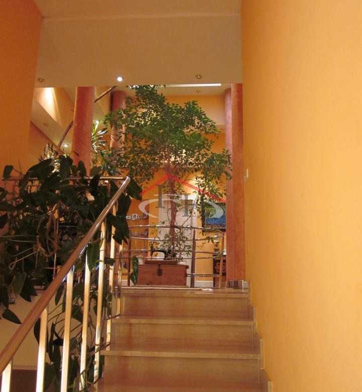 ESPECTACULAR CHALET INDIVIDUAL EN LAS LOMAS CON PISCINA