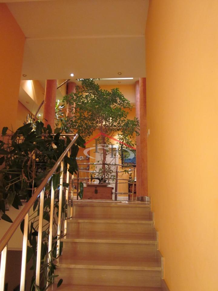 ESPECTACULAR CHALET INDIVIDUAL EN LAS LOMAS CON PISCINA