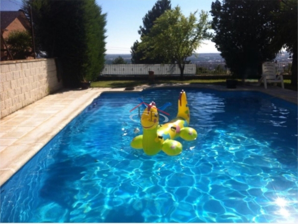ESPECTACULAR CHALET INDIVIDUAL EN LAS LOMAS CON PISCINA