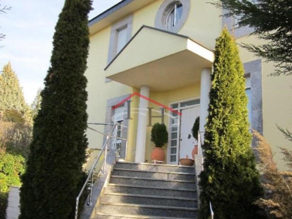 ESPECTACULAR CHALET INDIVIDUAL EN LAS LOMAS CON PISCINA