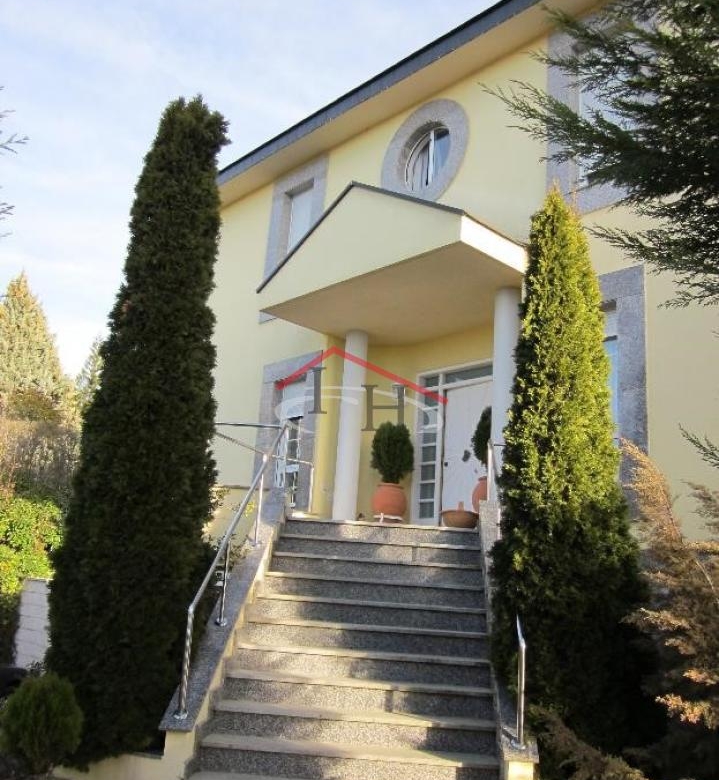 ESPECTACULAR CHALET INDIVIDUAL EN LAS LOMAS CON PISCINA