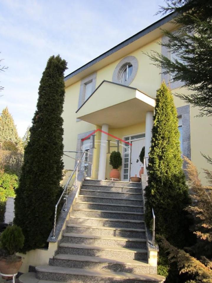 ESPECTACULAR CHALET INDIVIDUAL EN LAS LOMAS CON PISCINA