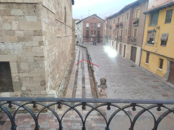 OPORTUNIDAD ÚNICA EN EL CASCO HISTÓRICO DE LEÓN CON PATIO