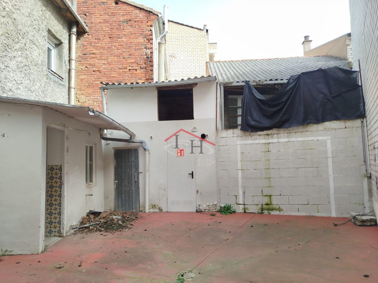 CASA CON PATIO EN PUENTE CASTRO