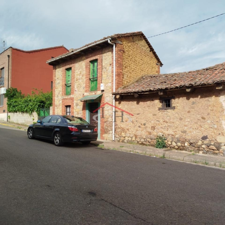 CASA PARA REFORMAR CON TERRENO EN CUADROS