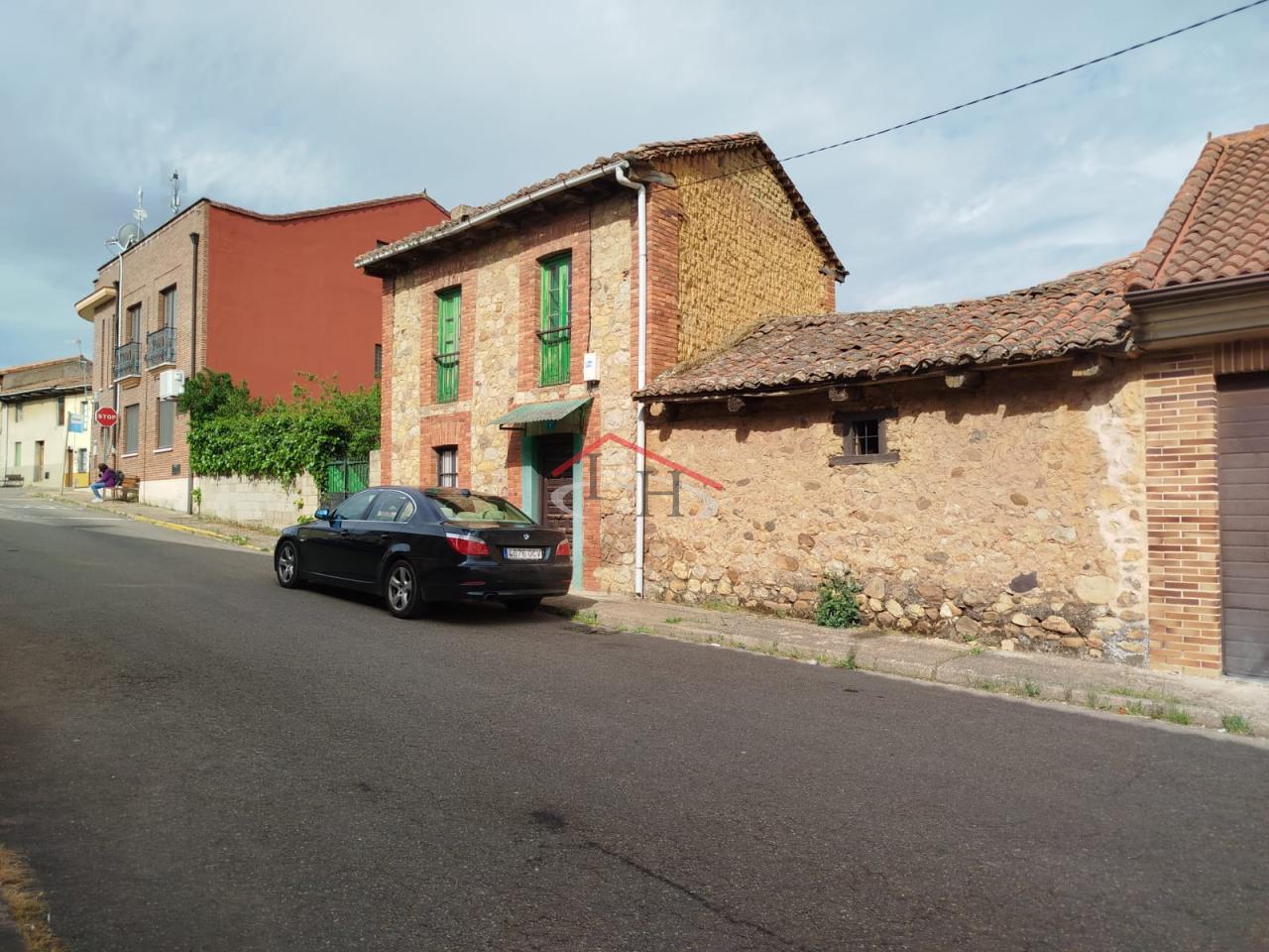 CASA PARA REFORMAR CON TERRENO EN CUADROS