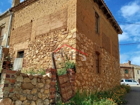 CASA PARA REFORMAR CON UN PEQUEÑO TERRENO