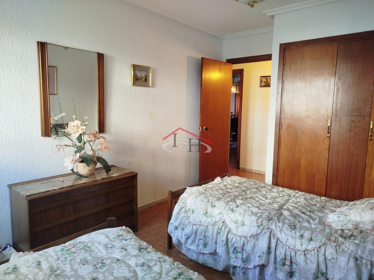177947358502300168352_176798508700 PISO EN ZONA TRANQUILA DEL CASCO HISTÓRICO CON LOCAL-GARAJE PRIVADO (17M2)