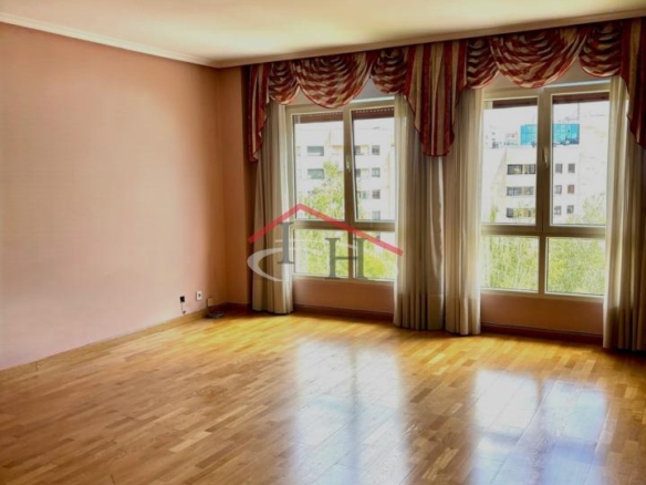 EXCELENTE VIVIENDA AL LADO DE LA JUNTA CON GARAJE Y TRASTERO