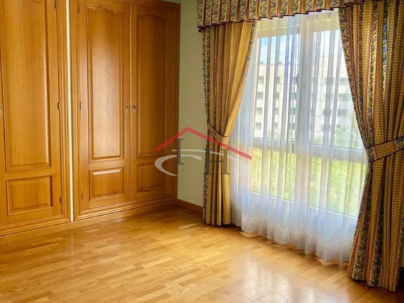 EXCELENTE VIVIENDA AL LADO DE LA JUNTA CON GARAJE Y TRASTERO