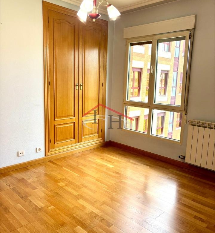 EXCELENTE VIVIENDA AL LADO DE LA JUNTA CON GARAJE Y TRASTERO