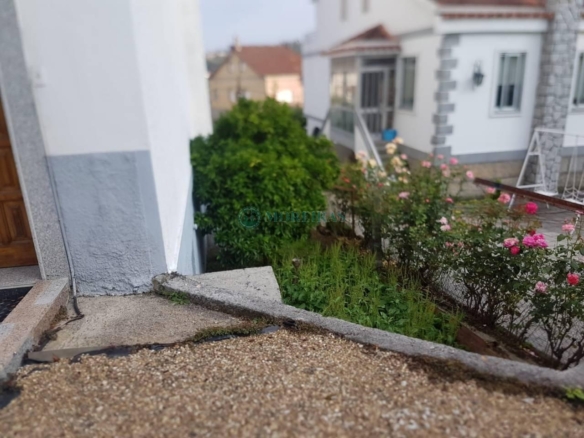 CASA UNIFAMILIAR CON JARDÍN. PRÓXIMA CIUDAD.