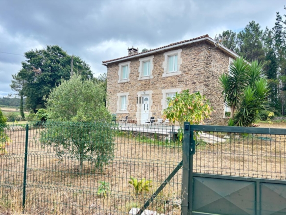 Chalet independiente con Solar que  combina tranquilidad, espacio y comodidad en un entorno natural , a tan solo 15 min. del Aeropuerto  Rosalia de Castro.