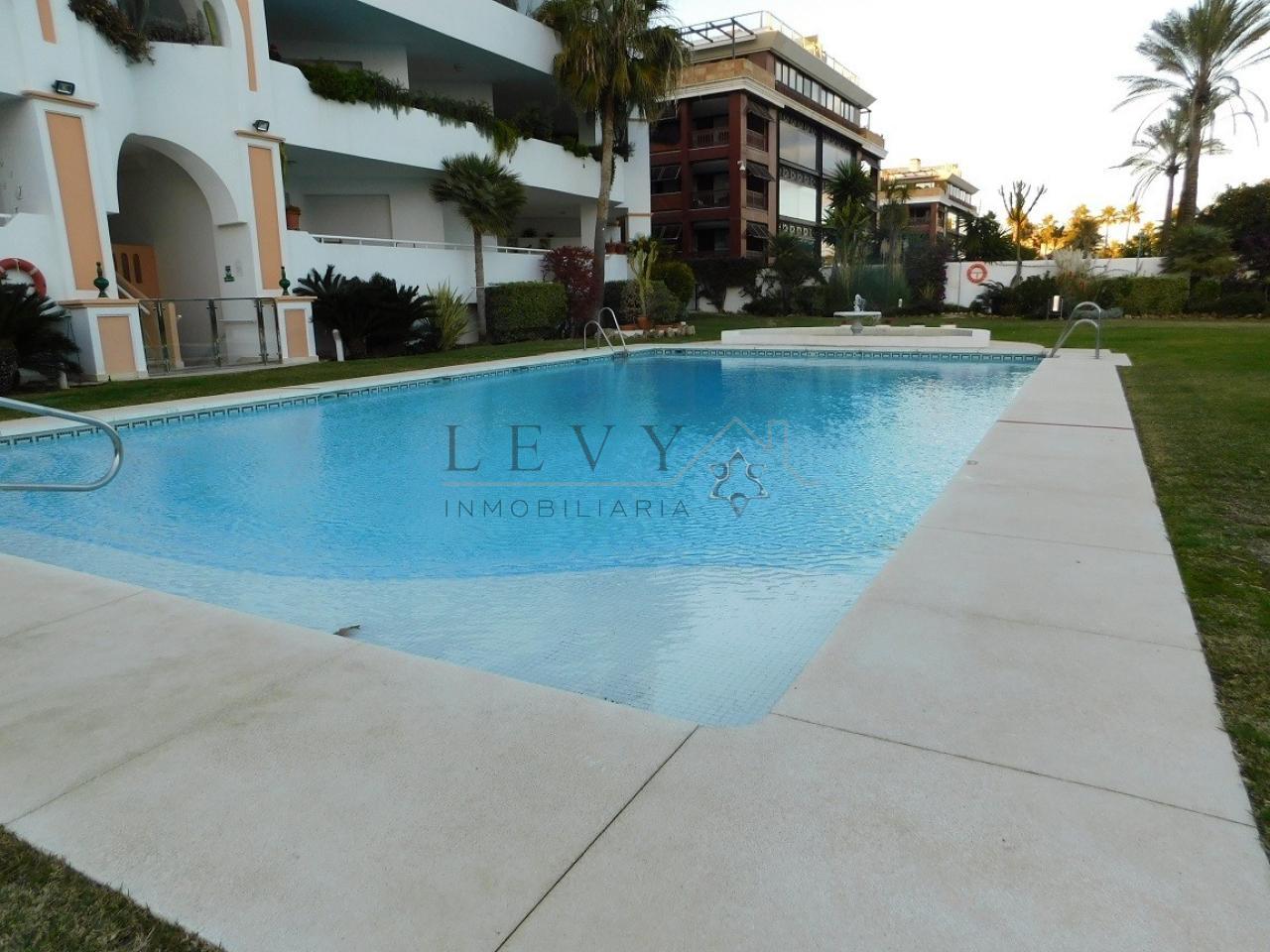 162453149800122179_16225343893 Apartamento en Puerto Banús