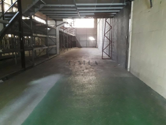 Nave a uso comercial en 2 plantas, ubicada en el centro de Porriño. 200 metros por planta, totalmente preparada