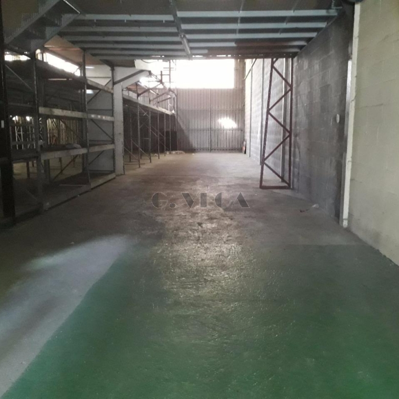 Nave a uso comercial en 2 plantas, ubicada en el centro de Porriño. 200 metros por planta, totalmente preparada
