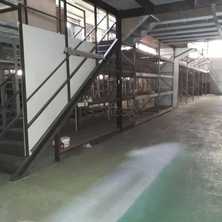 Nave a uso comercial en 2 plantas, ubicada en el centro de Porriño. 200 metros por planta, totalmente preparada