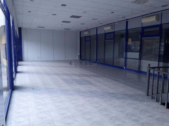 Nave a uso comercial en 2 plantas, ubicada en el centro de Porriño. 200 metros por planta, totalmente preparada