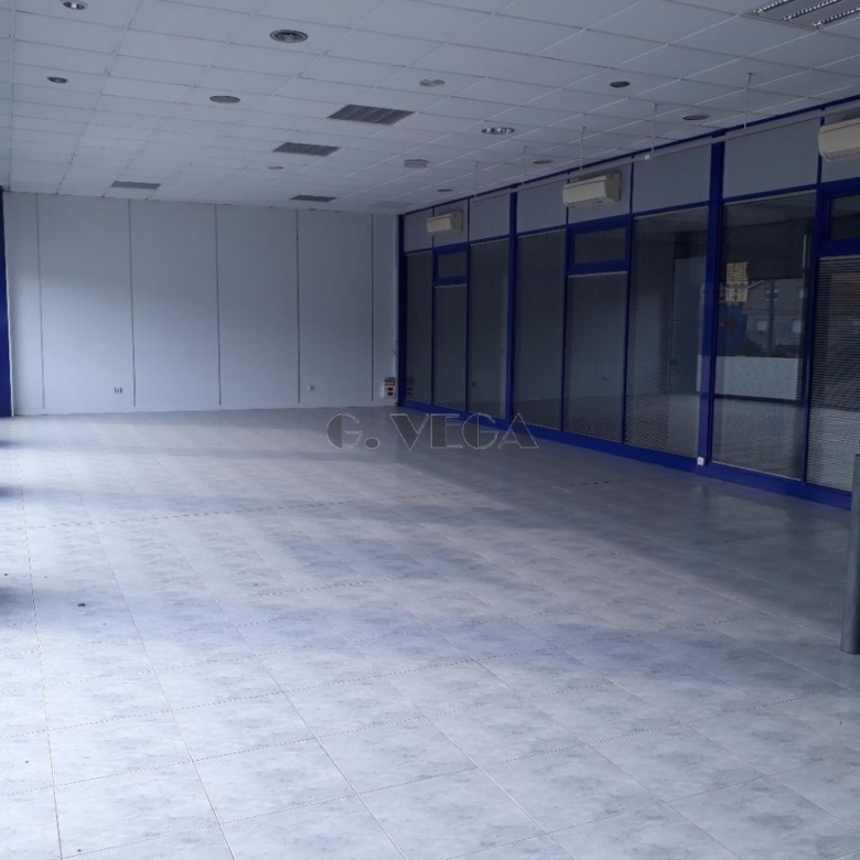 Nave a uso comercial en 2 plantas, ubicada en el centro de Porriño. 200 metros por planta, totalmente preparada