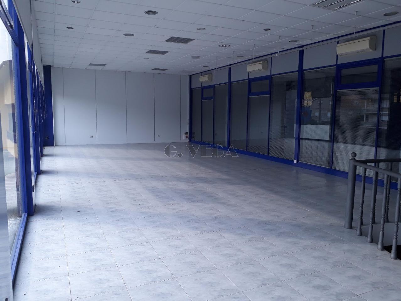 Nave a uso comercial en 2 plantas, ubicada en el centro de Porriño. 200 metros por planta, totalmente preparada