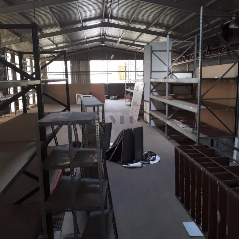 Nave a uso comercial en 2 plantas, ubicada en el centro de Porriño. 200 metros por planta, totalmente preparada